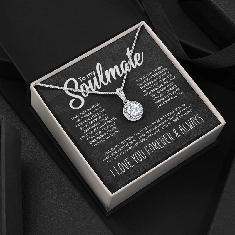 Damehalskæde i sølv med "Soulmate"-vedhæng, skinnende og elegant design, gaveindpakning understreger tidløshed.