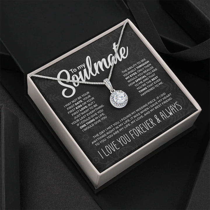 Damehalskæde i sølv med "Soulmate"-vedhæng, skinnende og elegant design, gaveindpakning understreger tidløshed.
