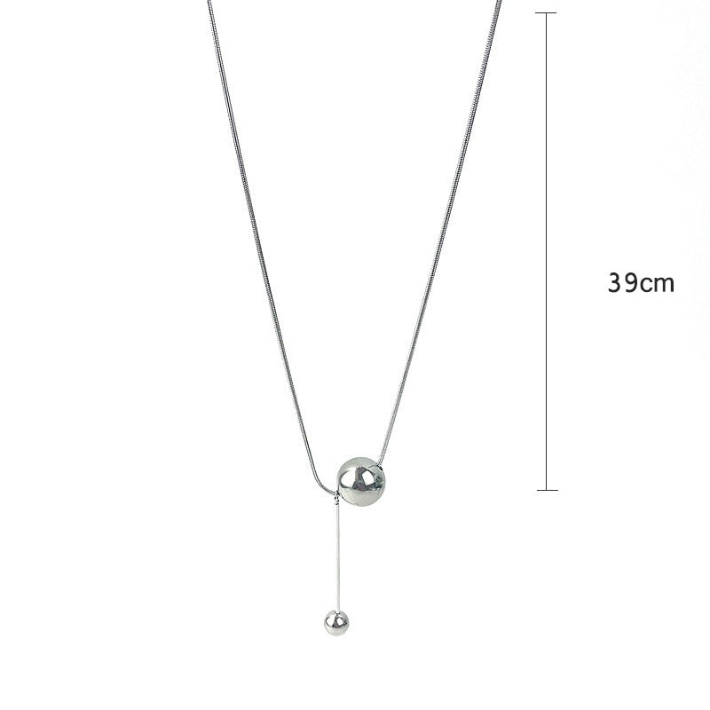 Dame halskæde med sølv kugle vedhæng, skinnende 1 cm vedhæng, elegant og alsidig, 39 cm kædelængde.