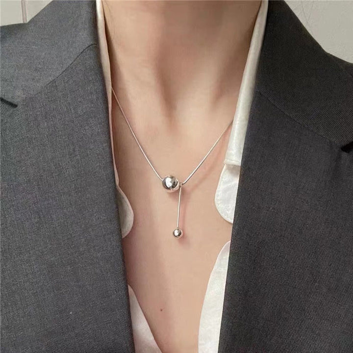 Dame halskæde med sølv kugle vedhæng, skinnende 1 cm vedhæng, elegant og alsidig, 39 cm kædelængde.