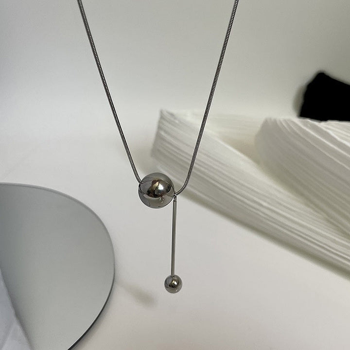 Dame halskæde med sølv kugle vedhæng, skinnende 1 cm vedhæng, elegant og alsidig, 39 cm kædelængde.