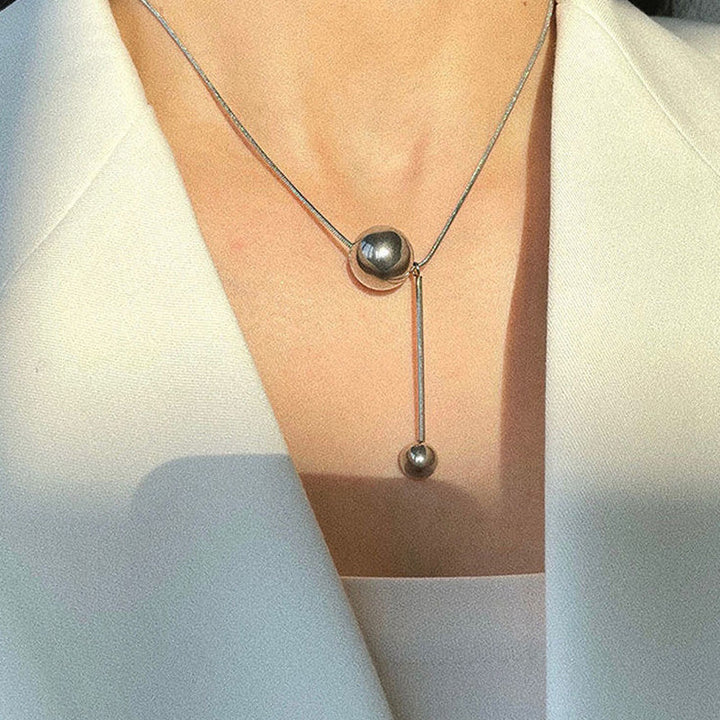 Dame halskæde med sølv kugle vedhæng, skinnende 1 cm vedhæng, elegant og alsidig, 39 cm kædelængde.