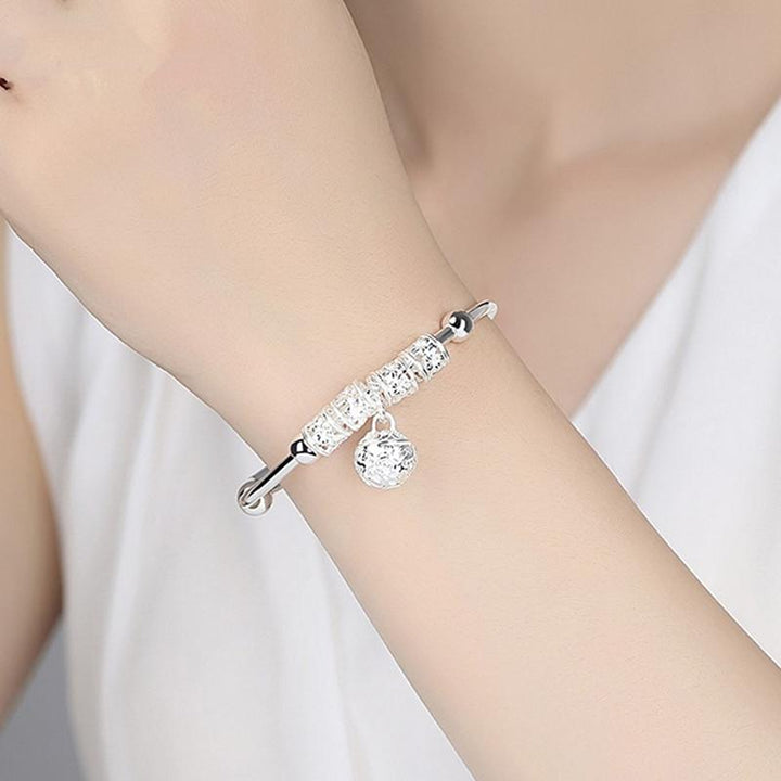 Dame sølv justerbar blomsterperle armbånd med blomstermønstre, perledetalje, elegant tilbehør til kvinder, stilfuldt og alsidigt