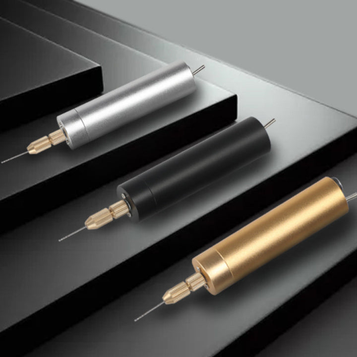 Sølvfarvet elektrisk håndboremaskine, kompakt og let, velegnet til træ, plastik og metal; inkluderer ladekabel.