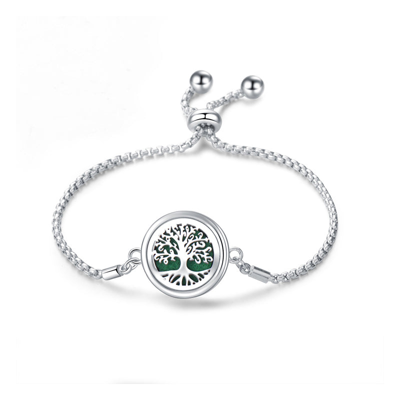 Elegant sølvfarvet armbånd i titaniumstål med et stilfuldt design og duftabsorberende filtpuder.