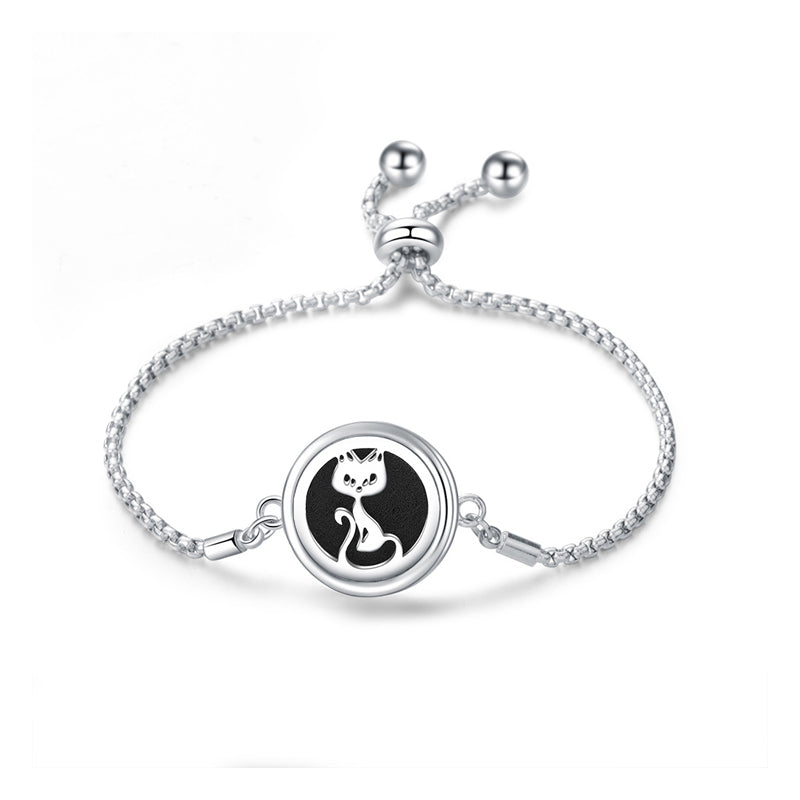 Elegant sølvfarvet armbånd i titaniumstål med et stilfuldt design og duftabsorberende filtpuder.
