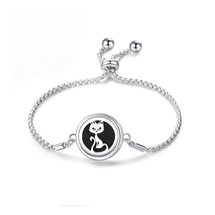 Elegant sølvfarvet armbånd i titaniumstål med et stilfuldt design og duftabsorberende filtpuder.