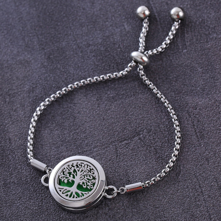 Elegant sølvfarvet armbånd i titaniumstål med et stilfuldt design og duftabsorberende filtpuder.