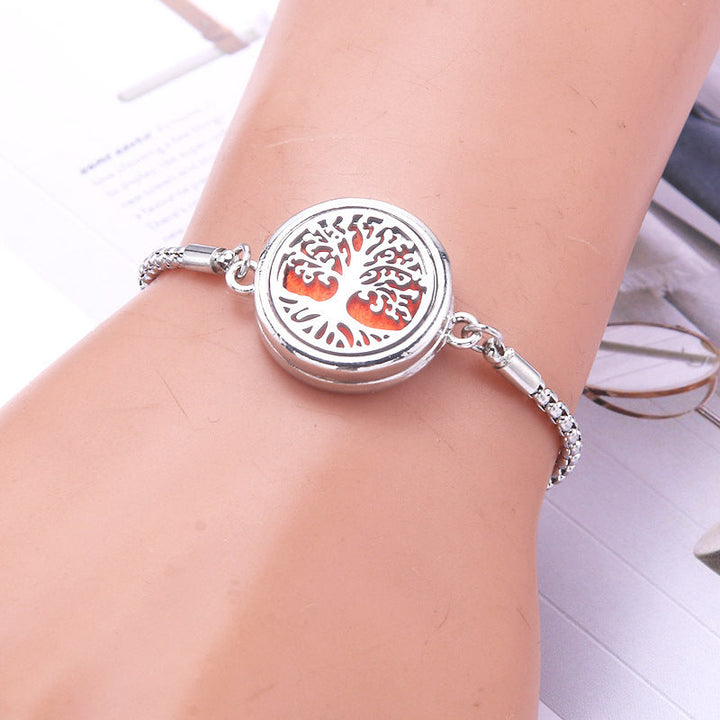 Elegant sølvfarvet armbånd i titaniumstål med et stilfuldt design og duftabsorberende filtpuder.