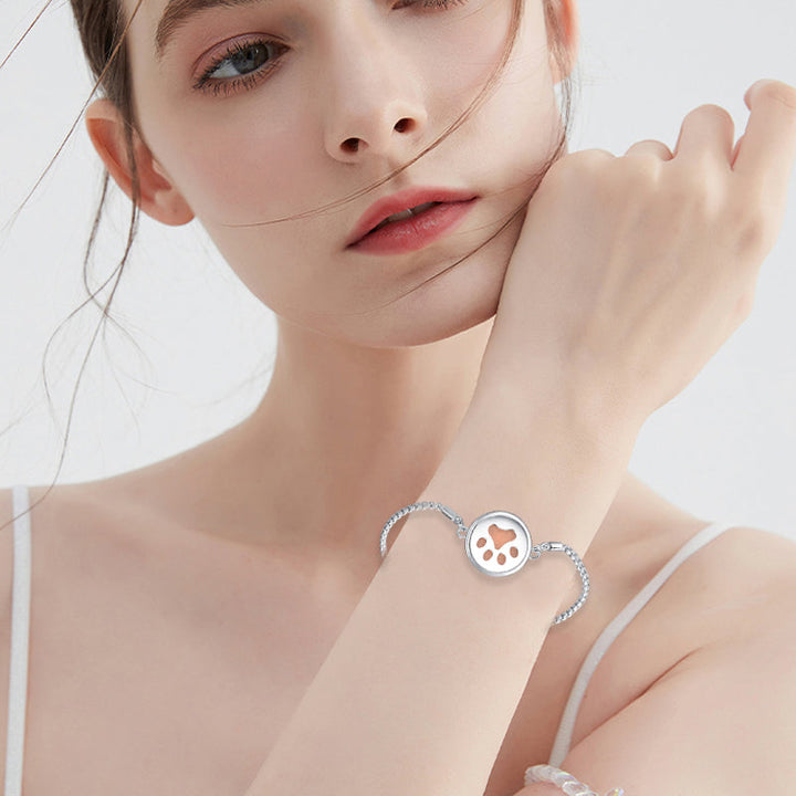 Elegant sølvfarvet armbånd i titaniumstål med et stilfuldt design og duftabsorberende filtpuder.