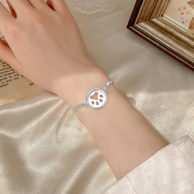 Elegant sølvfarvet armbånd i titaniumstål med et stilfuldt design og duftabsorberende filtpuder.
