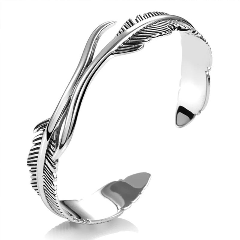 Sølvbelagt dame armbånd med fjerdesign, let og elegant tilbehør der symboliserer beskyttelse og frihed.