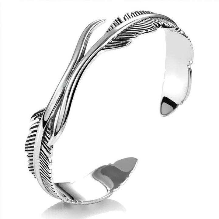 Sølvbelagt dame armbånd med fjerdesign, let og elegant tilbehør der symboliserer beskyttelse og frihed.