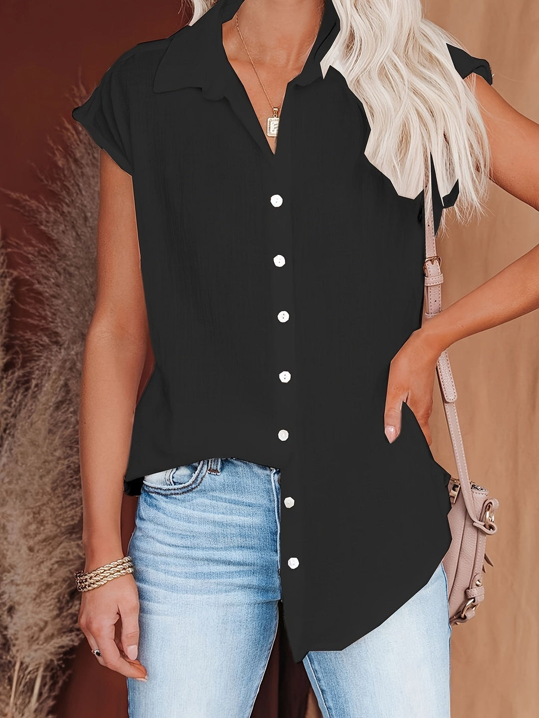 Luftig sommerskjorte til damer, åndbar og let, neutral farve, velegnet til sommerstil og mange outfits
