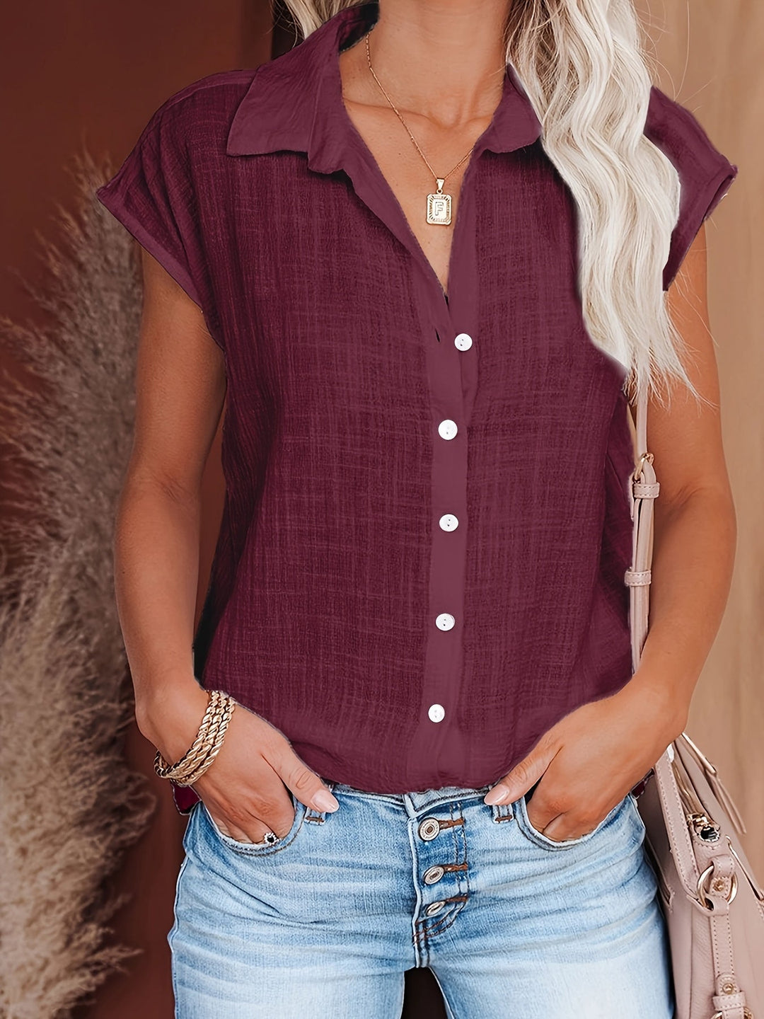 Luftig sommerskjorte til damer, åndbar og let, neutral farve, velegnet til sommerstil og mange outfits
