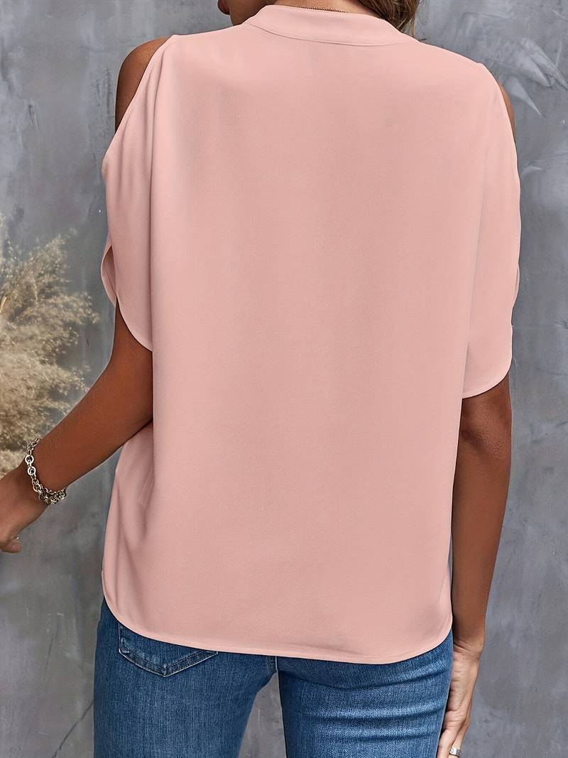 Luftig damebluse med åben skulder til sommerbrug, i en trendende stil.