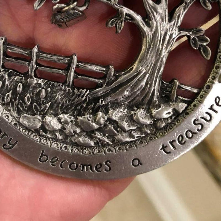 'Livets Træ' Hukommelsespynt til jul i metal og resin, 8 cm i diameter, dekoreret med et medfølelsescitat.