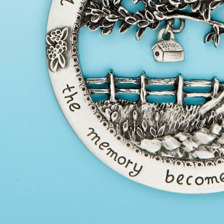 'Livets Træ' Hukommelsespynt til jul i metal og resin, 8 cm i diameter, dekoreret med et medfølelsescitat.