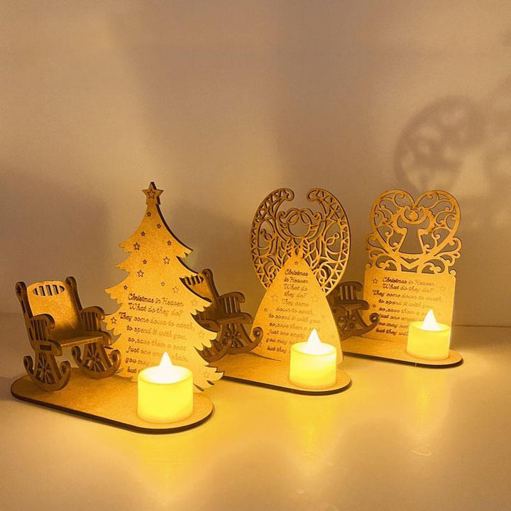 Juletræsfod af træ med en engel, et juletræ og et hjerte, der bringer minder frem til jul.