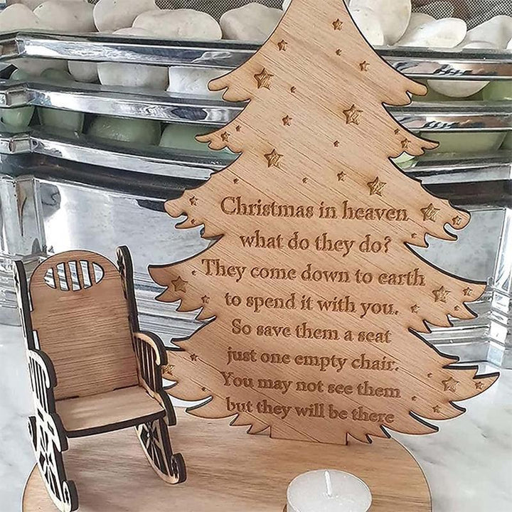 Juletræsfod af træ med en engel, et juletræ og et hjerte, der bringer minder frem til jul.