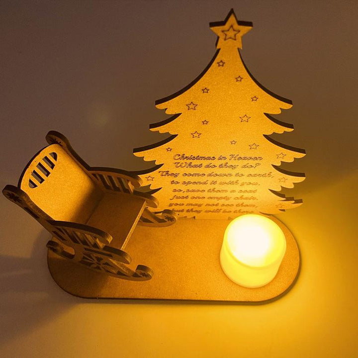 Juletræsfod af træ med en engel, et juletræ og et hjerte, der bringer minder frem til jul.