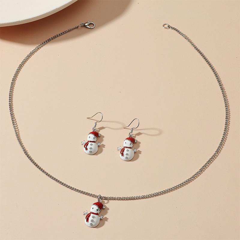 Weihnachtliche Ohrringe und Halsketten, vier Designs: Schneemann, Weihnachtsmann, Weihnachtsbaum, Schneeflocke, Metalllegierung.