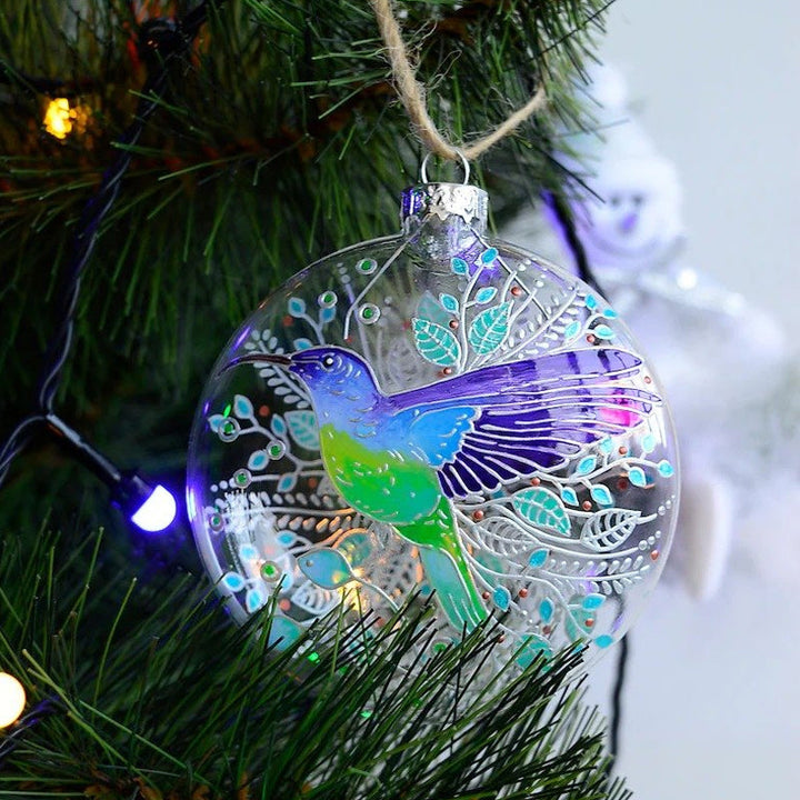Juletræspynt, seks akryl fuglefigurer i forskellige farver med ophængssnor, 11 cm, til at skabe julestemning.