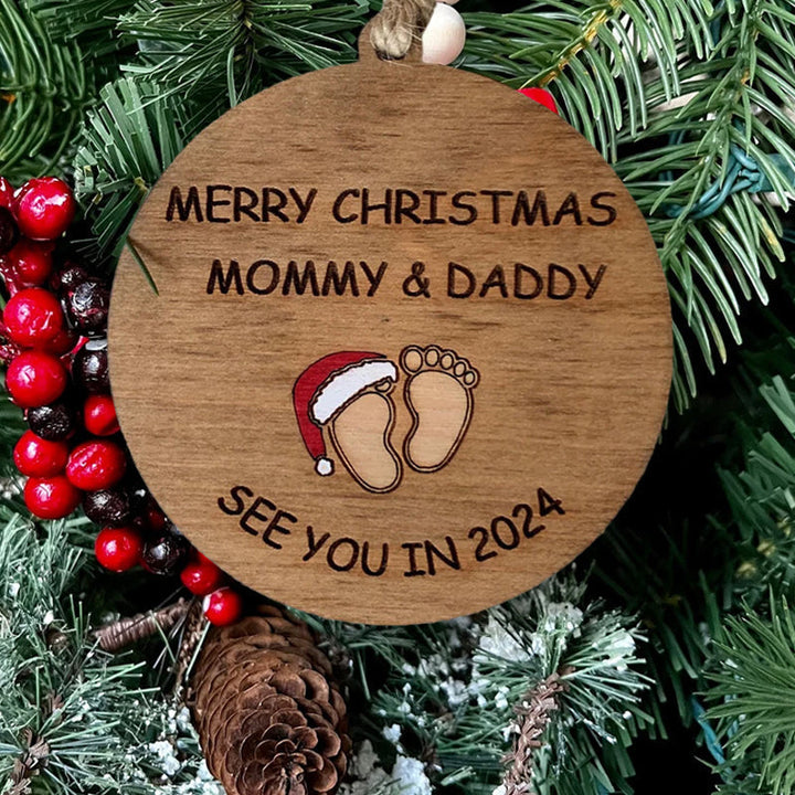 Julepynt til vordende forældre, indgraveret med teksten 'Merry Christmas Mommy and Daddy See You in 2024', bøgetræ