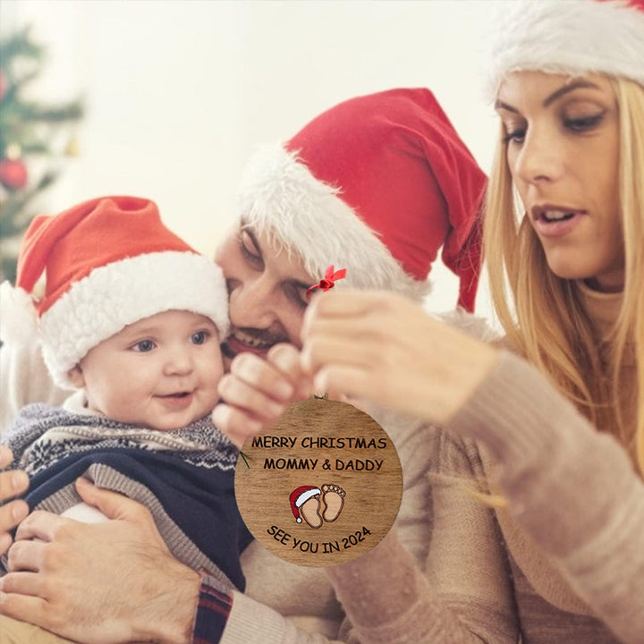 Julepynt til vordende forældre, indgraveret med teksten 'Merry Christmas Mommy and Daddy See You in 2024', bøgetræ