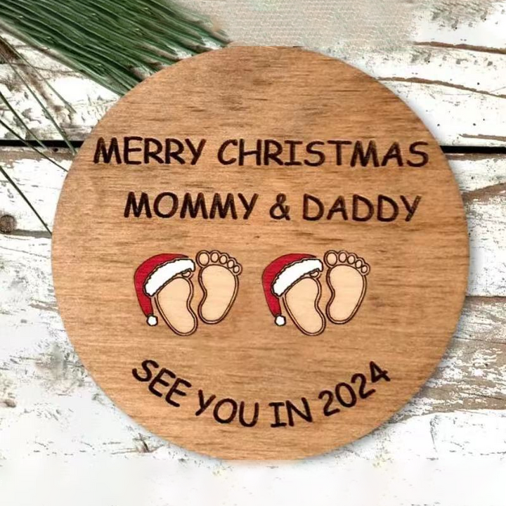 Julepynt til vordende forældre, indgraveret med teksten 'Merry Christmas Mommy and Daddy See You in 2024', bøgetræ