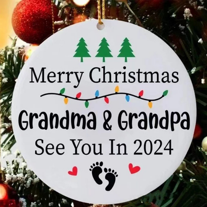 Julepynt til vordende forældre, indgraveret med teksten 'Merry Christmas Mommy and Daddy See You in 2024', bøgetræ