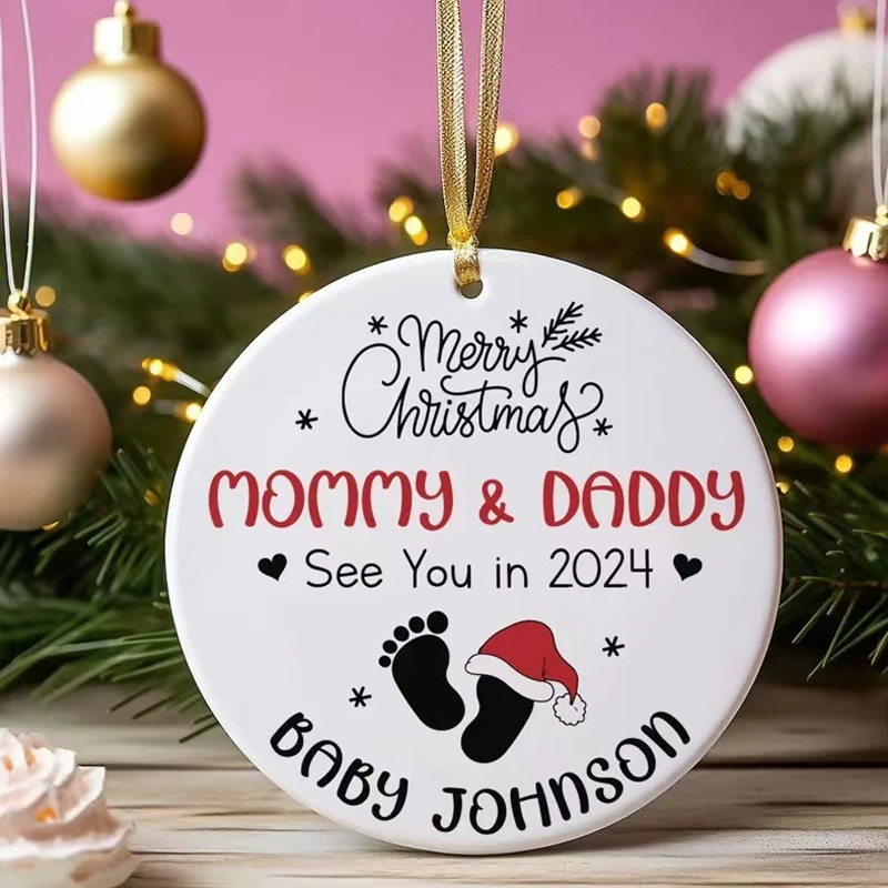 Julepynt til vordende forældre, indgraveret med teksten 'Merry Christmas Mommy and Daddy See You in 2024', bøgetræ