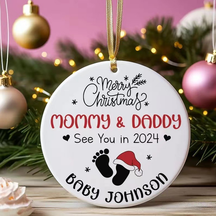 Julepynt til vordende forældre, indgraveret med teksten 'Merry Christmas Mommy and Daddy See You in 2024', bøgetræ