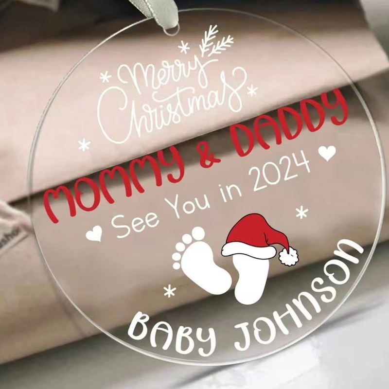 Julepynt til vordende forældre, indgraveret med teksten 'Merry Christmas Mommy and Daddy See You in 2024', bøgetræ