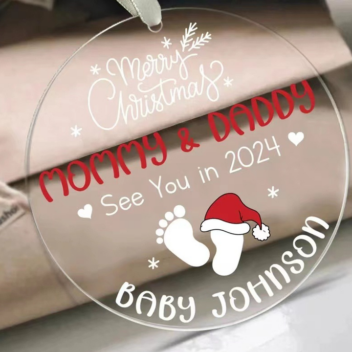 Julepynt til vordende forældre, indgraveret med teksten 'Merry Christmas Mommy and Daddy See You in 2024', bøgetræ