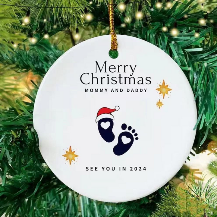 Julepynt til vordende forældre, indgraveret med teksten 'Merry Christmas Mommy and Daddy See You in 2024', bøgetræ