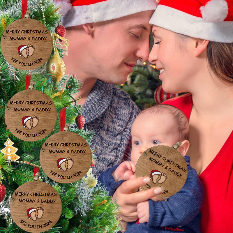 Julepynt til vordende forældre, indgraveret med teksten 'Merry Christmas Mommy and Daddy See You in 2024', bøgetræ