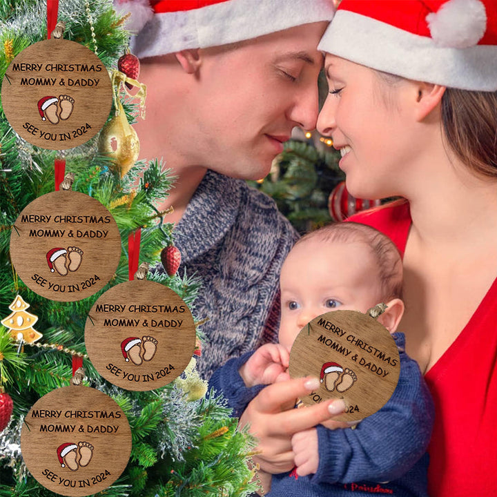 Julepynt til vordende forældre, indgraveret med teksten 'Merry Christmas Mommy and Daddy See You in 2024', bøgetræ