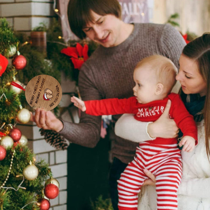 Julepynt til vordende forældre, indgraveret med teksten 'Merry Christmas Mommy and Daddy See You in 2024', bøgetræ