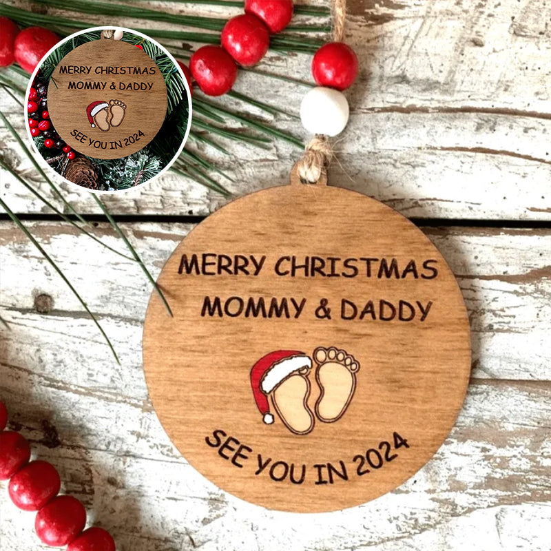 Julepynt til vordende forældre, indgraveret med teksten 'Merry Christmas Mommy and Daddy See You in 2024', bøgetræ