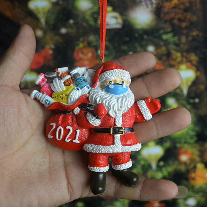 Julemand dekoration med maske, af harpiks. Rød snor, detaljeret design. Humoristisk tilføjelse til træet, minder om håb
