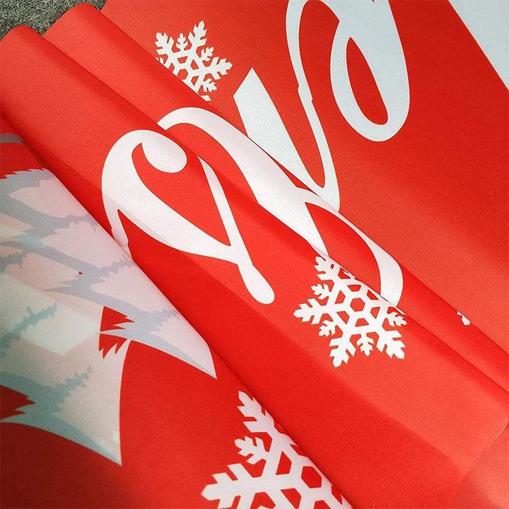 Jouluteemainen, suurikokoinen ulkobanneri, jossa punaiset ja valkoiset tekstit "Merry Christmas". Näyttävä pihakoriste.