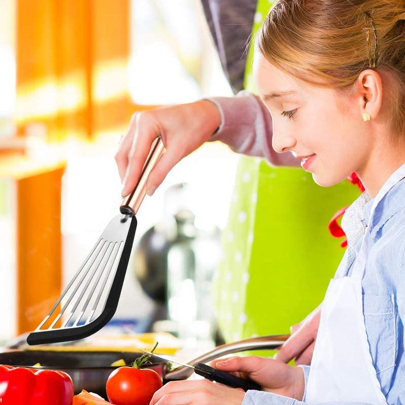 Fleksibel non-stick stegespatel i rustfrit stål til køkkenbrug, med sort håndtag og ergonomisk design, velegnet til pandekager.