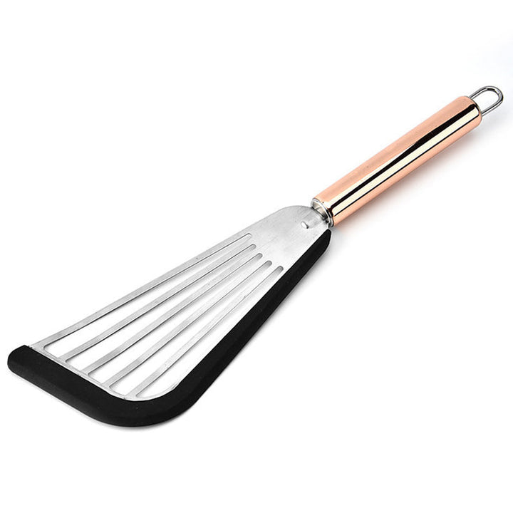 Fleksibel non-stick stegespatel i rustfrit stål til køkkenbrug, med sort håndtag og ergonomisk design, velegnet til pandekager.