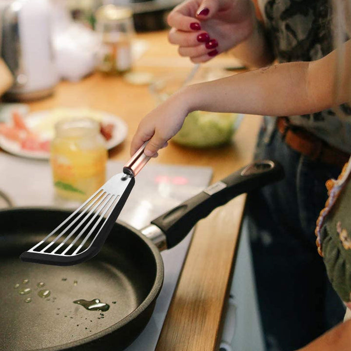 Fleksibel non-stick stegespatel i rustfrit stål til køkkenbrug, med sort håndtag og ergonomisk design, velegnet til pandekager.