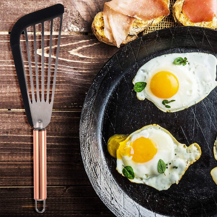 Fleksibel non-stick stegespatel i rustfrit stål til køkkenbrug, med sort håndtag og ergonomisk design, velegnet til pandekager.