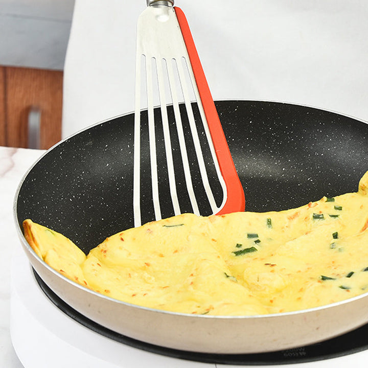 Fleksibel non-stick stegespatel i rustfrit stål til køkkenbrug, med sort håndtag og ergonomisk design, velegnet til pandekager.