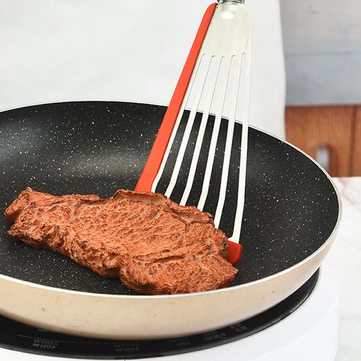 Fleksibel non-stick stegespatel i rustfrit stål til køkkenbrug, med sort håndtag og ergonomisk design, velegnet til pandekager.