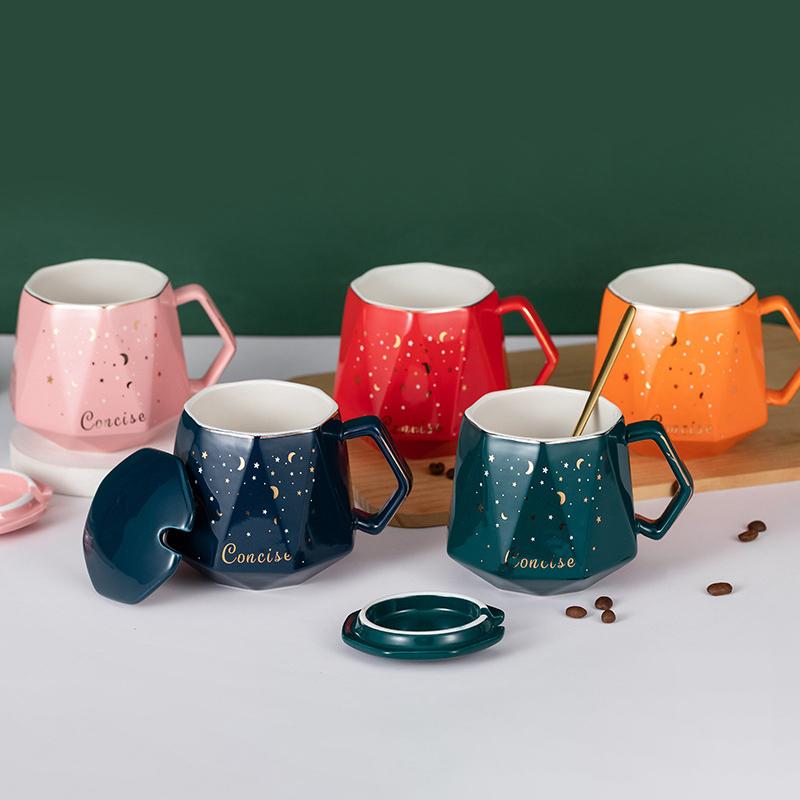 Festlig keramisk kaffekop, klassisk design, flere farver. Elegant keramisk sæt, perfekt til festlige kaffestunder.