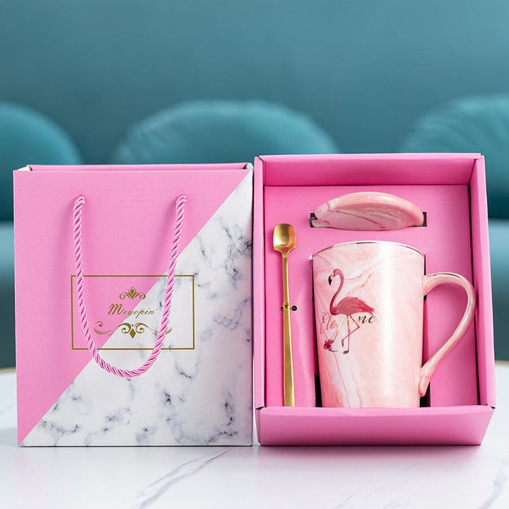 Festlig keramisk kaffekop, klassisk design, flere farver. Elegant keramisk sæt, perfekt til festlige kaffestunder.